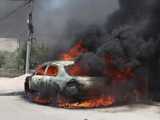 Batı Şeria'da toprakları gasbeden İsrailliler, araçları ateşe verdi