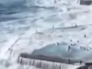 İspanya'da doğal havuza şiddetli dalga vurması sonucu 4 kişi hayatını kaybetti