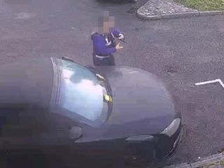 İngiltere'de park halindeki aracın etrafı çizildi, aynı sürücüye 4 ceza kesildi