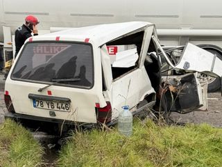 Zonguldak'ta otomobil, kamyona çarptı: 1 ölü 2 yaralı