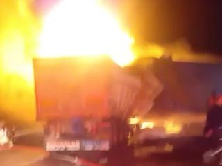 Manisa’da kaza yapan tırlar alev aldı