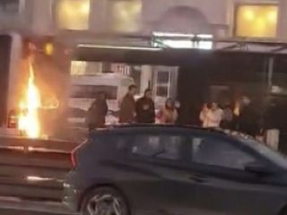 Küçükçekmece'de metrobüsün motor kısmında yangın çıktı