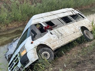 Adana'da tarım işçilerini taşıyan minibüs sulama kanalına devrildi