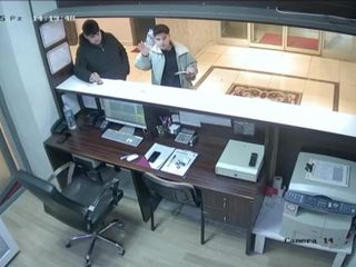 Amasya'da aldıkları suyu kameraya gösterip parasını bırakan öğrenciler