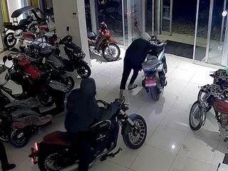 Adana'da galeriden 1 dakika içinde 4 motosiklet çalındı