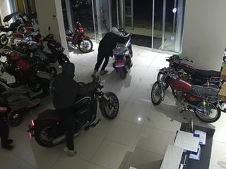 Adana'da 4 çocuk, beğendiği 4 motosikleti galeriden çaldı