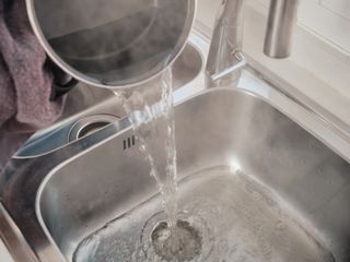 Lavaboya kaynar su döken yandı: Büyük masrafa yol açıyor