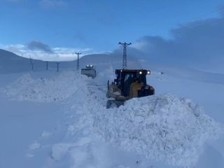 Şırnak'ta kar kalınlığı dozerlerin boyutunu aştı
