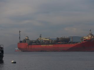 Dev doğalgaz tankeri Çanakkale'den geçerken trafik durduruldu