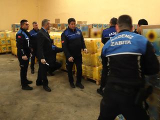 Mersin'de içine su karıştırılmış 3 bin 650 bidon ayçiçeği yağı yakalandı