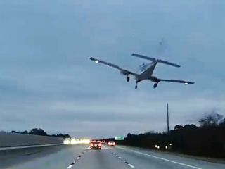 ABD'de gökten bir anda inen uçak otoyolda giden arabaya çarptı