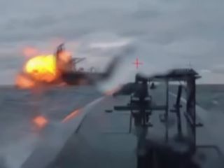 Ukrayna, Rusya'nın gölge filosuna ait petrol tankerine saldırdı