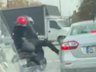 İstanbul Fatih'te motosiklet sürücüsünün tartıştığı kişinin otomobiline tekme attı