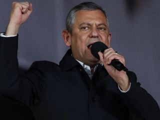 Özgür Özel'den ihraç edilen teğmenlere destek: Rütbelerini takmayan namussuzdur