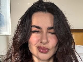 Nesrin Cavadzade dekoltesiz! Kıyafetine yorum yağdı