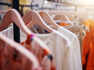 Bu AVM’de para geçmiyor: Kıyafetler ücretsiz dağıtılıyor