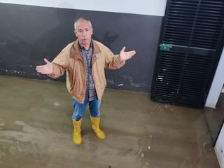 Adana'da bodrum katı su bastı: İçeriye kontrol kalemiyle girebiliyorlar