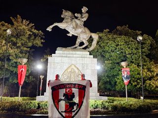 Samsunspor taraftarları, AEK maçı öncesi Atatürk anıtı önünde nöbet tuttu