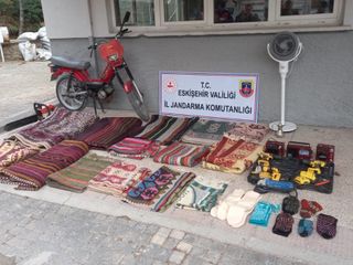 Eskişehir'de 'mezarcıyız' deyip 20 evi soyan 2 şüpheli yakalandı