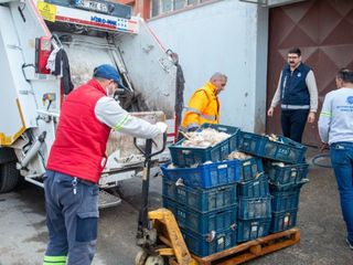 Adana'da depoda kokuşmuş 25 kasa tavuk ele geçirildi