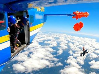 Avustralya'da paraşütü uçağın kuyruğuna takılan adam gökte asılı kaldı