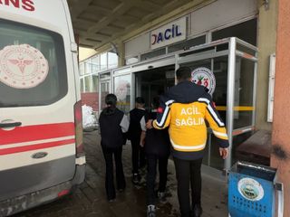 Hakkari'de 14 öğrenci zehirlenme şüphesiyle hastaneye kaldırıldı