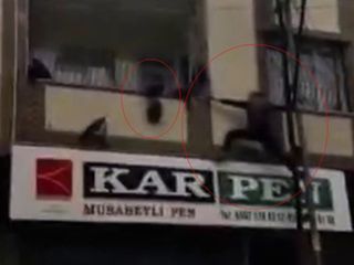 Gaziantep'te balkonda asılı kalan çocuğu vatandaş kurtardı