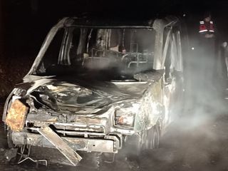 Karabük'te hafif ticari araç alev topuna döndü