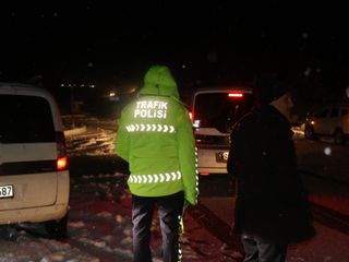 Erzincan'da kar ve tipi nedeniyle yollar ulaşıma kapandı