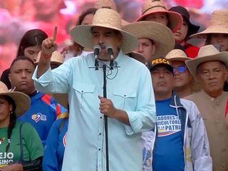 Nicolas Maduro şarkı söyleyip Amerika'yı tehdit etti