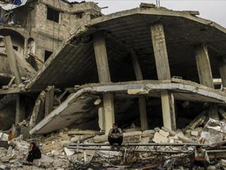 Gazze'de hasarlı yapılar çöktü: 3 ölü