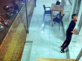 Antalya'da garson kendi sildiği camı fark etmeyip yüzünü çarptı