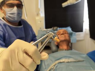 Manisa'da 83 yaşındaki adamın 20'lik dişi çıktı