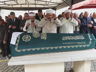 İstanbul'da evde çıkan yangında ölen 3 çocuk toprağa verildi