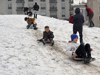 Erzurum’da kar yağışı çocuklara eğlence oldu