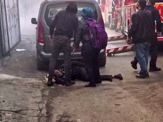 Sultangazi’de çatı yangını: Su borusuna tutunarak kaçmak isterken düştü