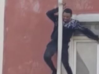 İstanbul'da yangında borulara tutunan yabancı uyruklu şahsın düştüğü anlar kamerada