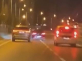 İstanbul trafiğinde tehlikeli anlar: Makas atarak ilerleyen sürücü kamerada