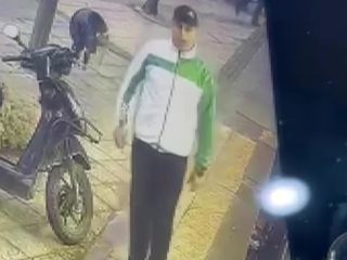 Adana'da park halindeki otomobilin dikiz aynasın tekme atıp kırdı