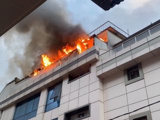 Ataşehir’de bir otelin çatısında yangın çıktı