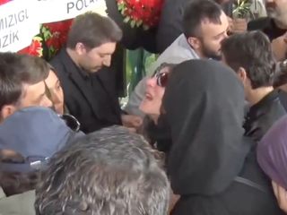 Annesini öldürme suçlamasıyla tutuklanan Tuğyan'ın cenazedeki görüntüleri yeniden gündemde