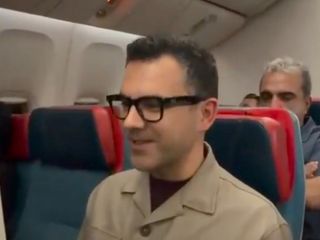 Ünlü spiker Özkan Öztürk, uçak yolculuğunda yolculara maç anlattı