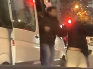 İstanbul'da trafikte çıkan tartışmada servis şoförü kağıt toplayan kişiye yumruk attı