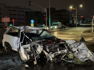 İstanbul'da kamyona çarpan otomobil hurdaya döndü: 1 ölü, 1 yaralı