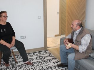 Adana'da depremde kızlarının çocukluk fotoğrafını kurtarabilen aile, yeni evlerinde