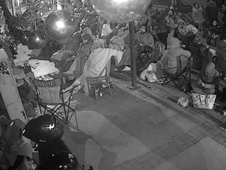 İzmir'de kamp sandalyeli, battaniyeli indirim nöbeti: Çarşı ortasında sabahladılar