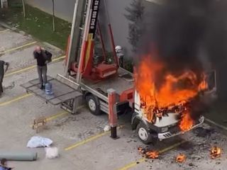 Bursa'da ev taşımak için kullanılan vinçte yangın: Damacanalarla müdahale edildi