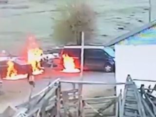 Ankara'da muhtarın evine kundaklama: 4 araç küle döndü