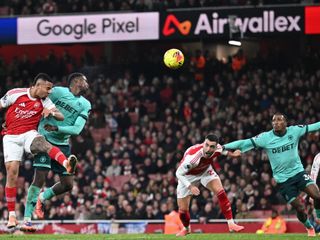 Arsenal, Wolves'in kendi kalesine attığı gollerle kazandı