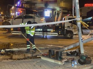 Ankara'da otomobil, motosiklete ve sinyalizasyon direğine çarpıp takla attı:  4 yaralı